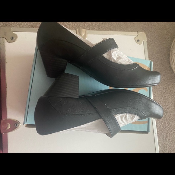 Brand new never worn Life Stride size 7W shoes. - Picture 6 of 7